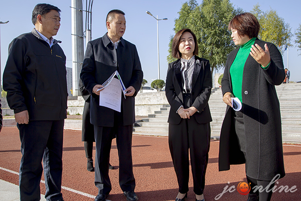 梁丽萍就为民办实事项目体育设施建设选址情况进行调研